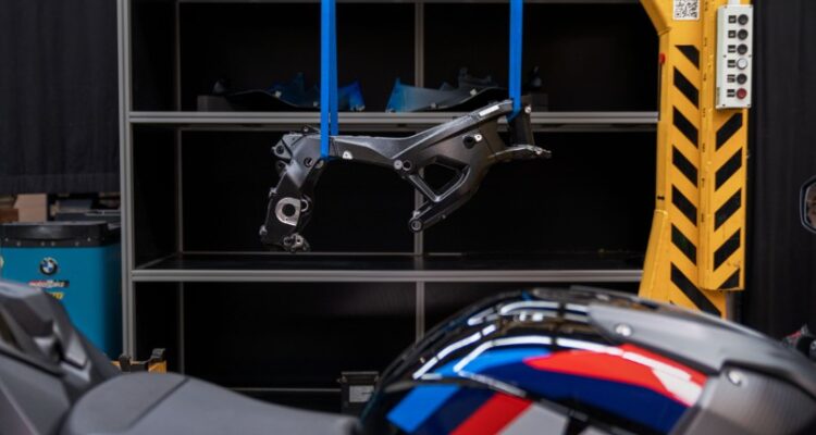 BMW M 1000 RR Usung Teknologi Sasis Balap Gen-3