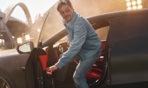 Brad Pitt Bintang Kampanye Mercedes-AMG GT 4-Door Coupé