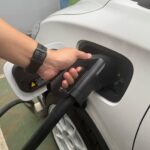 Ngecas Mobil Listrik Tersangkut