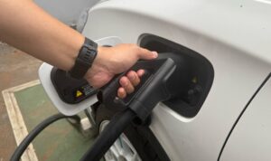 Charger Gun Mobil Listrik SPKLU Otoplasa Ngecas Mobil Listrik Tersangkut