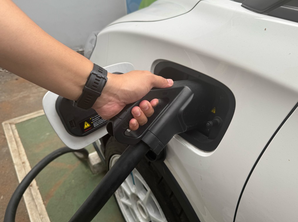 Ngecas Mobil Listrik Tersangkut