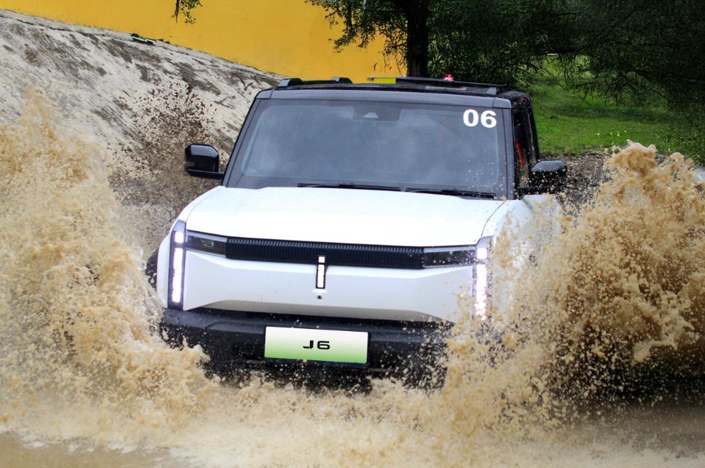 Chery J6 Lewat Banjir Otoplasa Rahasia Chery J6 Viral Banjir