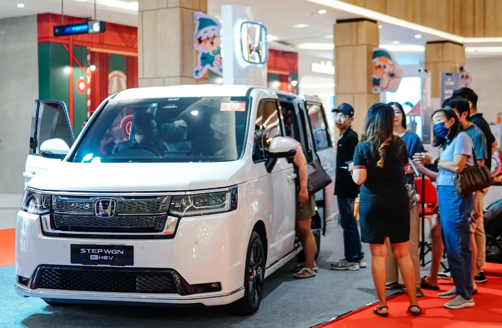 Honda Step Wagon Otoplasa Honda STEP WGN e:HEV Christmas Wonderland Pakuwon City Mall