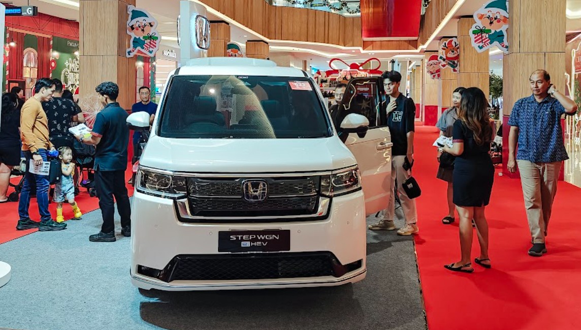 Honda STEP WGN e:HEV Christmas Wonderland Pakuwon City Mall