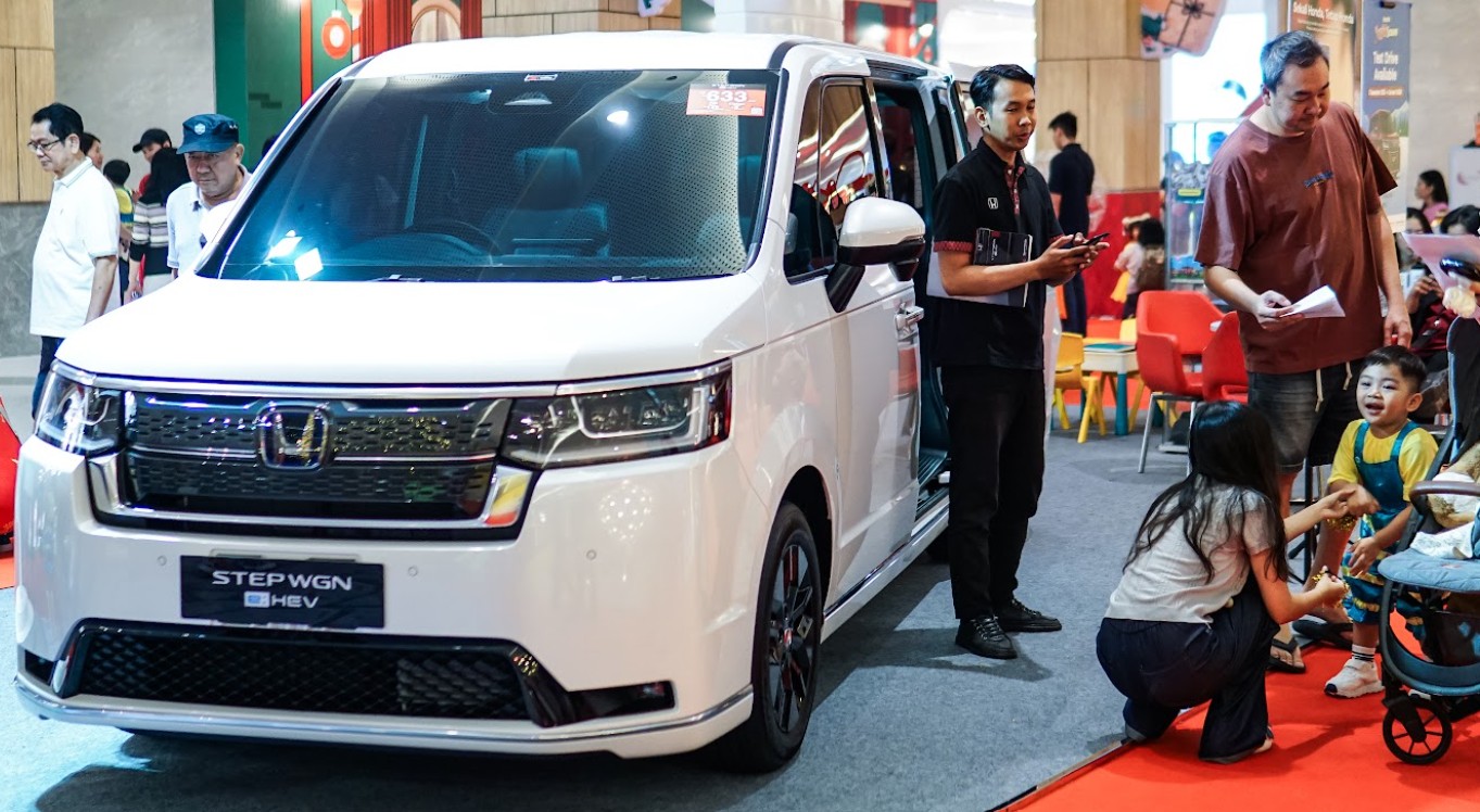 Honda STEP WGN e:HEV Christmas Wonderland Pakuwon City Mall