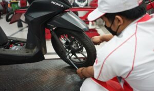 Mekanik AHASS Honda Ban Depan Otoplasa Tips Berkendara Musim Hujan