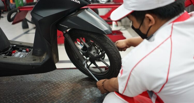 Tips Berkendara Musim Hujan