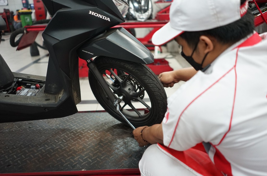 Mekanik AHASS Honda Ban Depan Otoplasa Tips Berkendara Musim Hujan