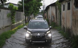 Mitsubishi lewati genangan air