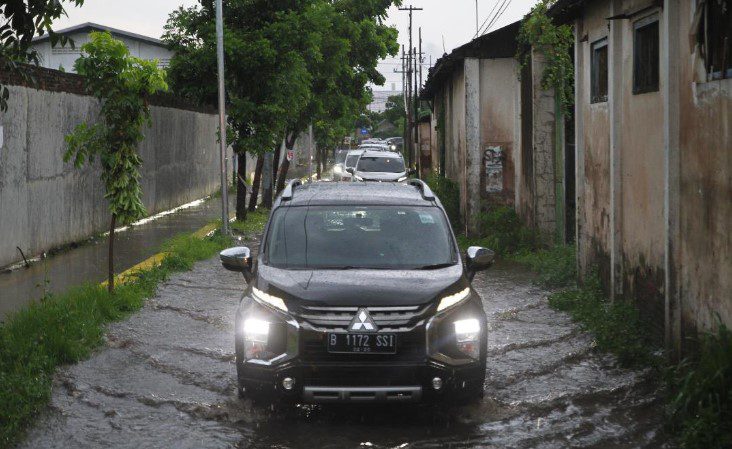 Mitsubishi lewati genangan air