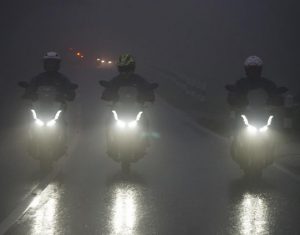 Tips Aman Berkendara Motor Hadapi Cuaca Ekstrem dan Ancaman Kejahatan Jalanan