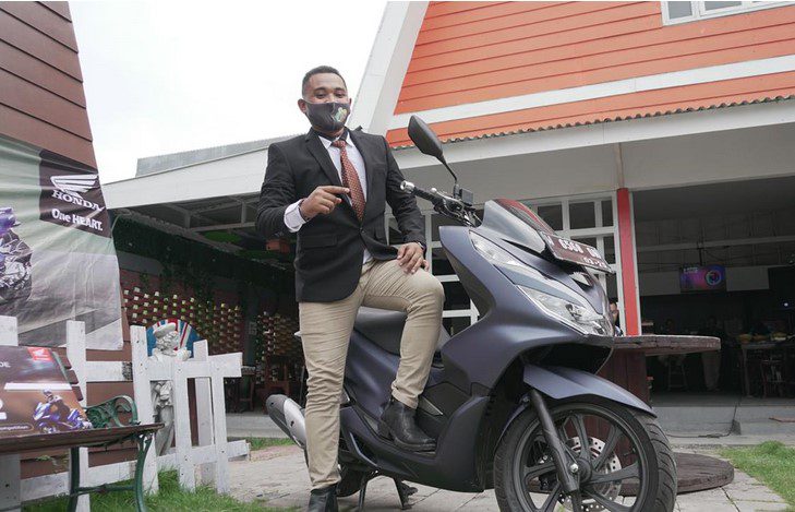 Tampil berdasi