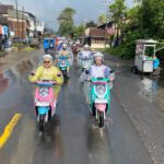 Perempuan Cari Aman Puasa Hujan