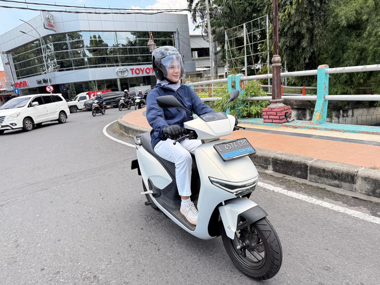 Perempuan Motor Listrik Honda Otoplasa Kartini Perempuan Keselamatan Berkendara