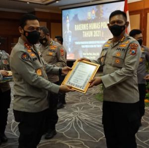 Humas Polda Jatim Raih Award