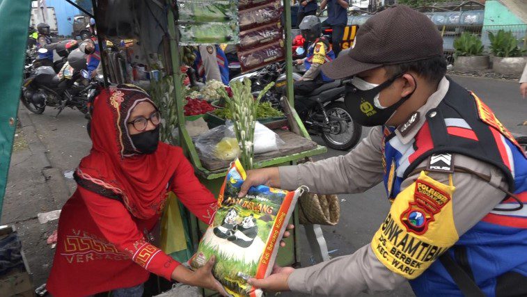 Aparat Jatim Kompak Berbagi Sembako