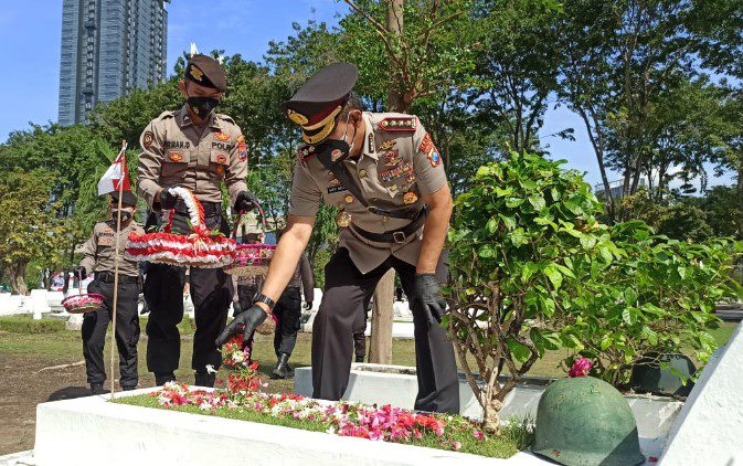 Polda Jatim Ziarah Kapolda Jatim Ziarah Pahlawan