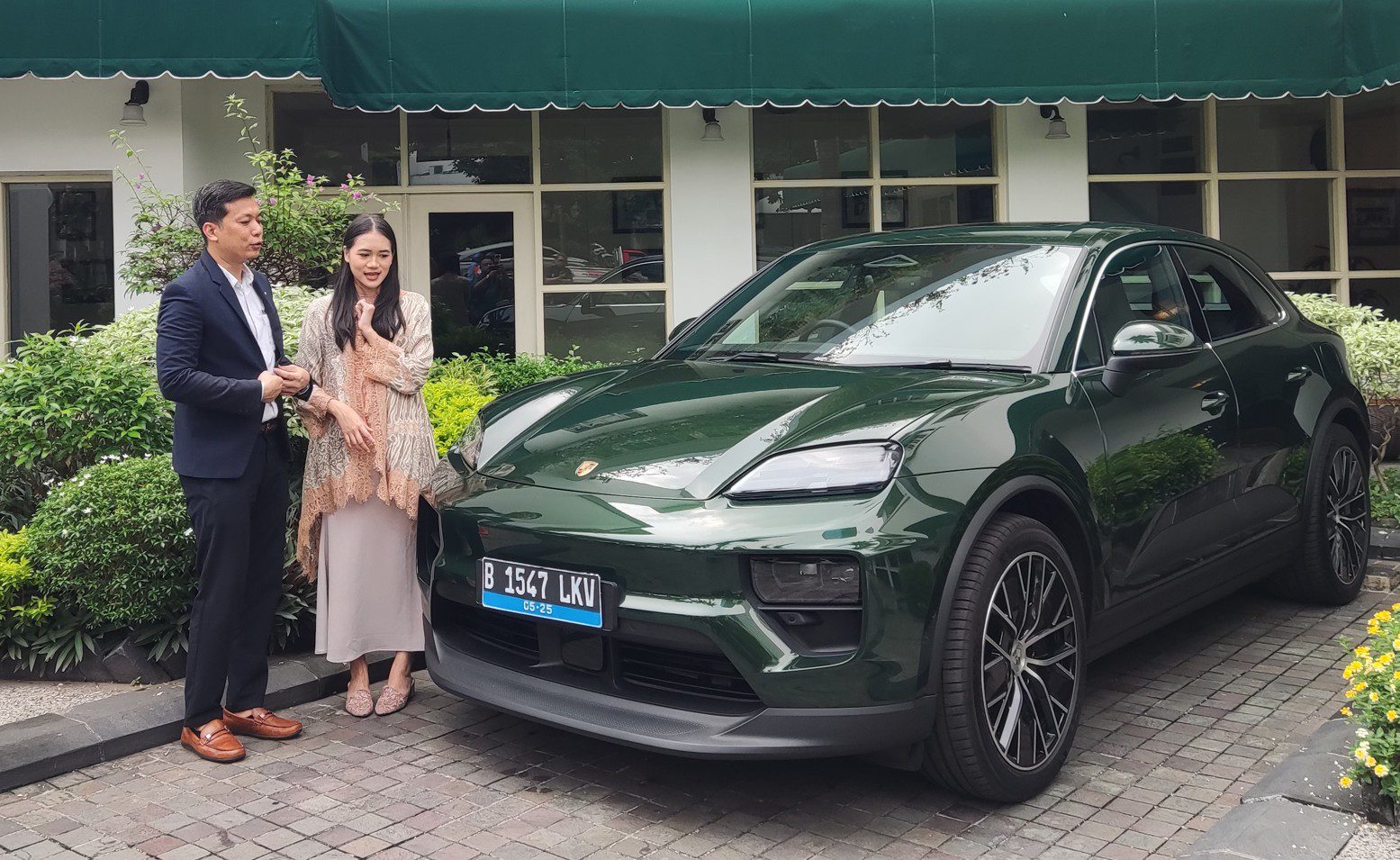 Porsche Macan 4 EV Surabaya