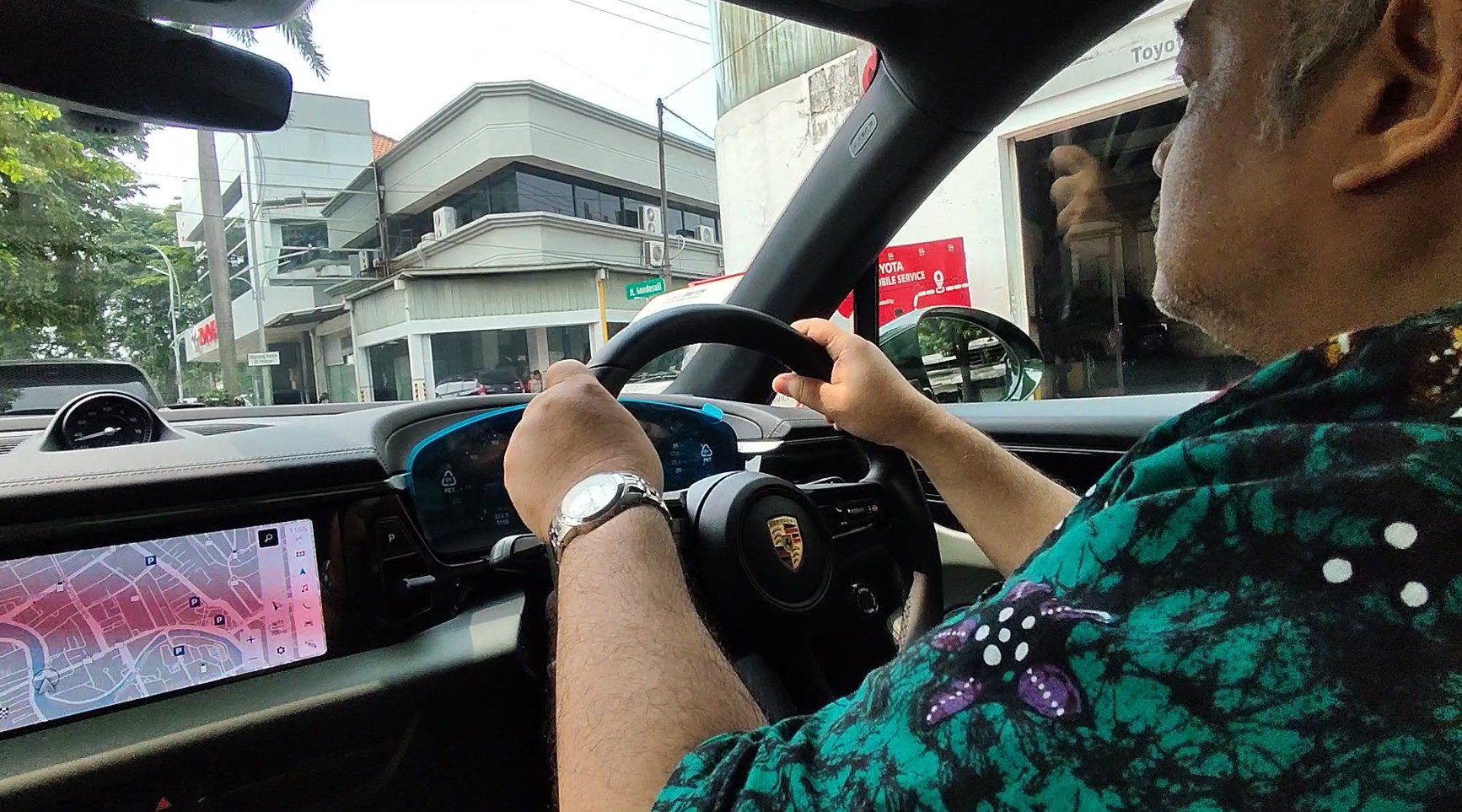 Porsche Macan 4 EV Surabaya
