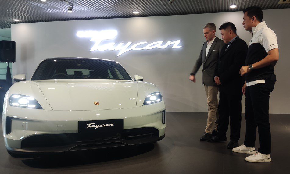 Porsche Taycan Panamera Surabaya