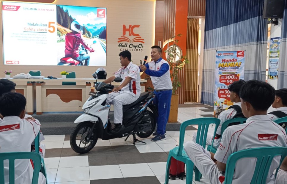 Posisi berkendara naik motor Honda Otoplasa Posisi Berkendara Saat Naik Motor