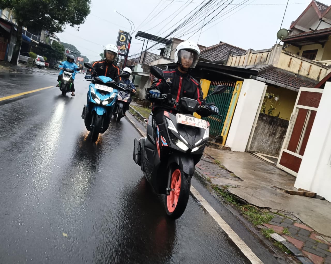 Hujan Malang Cari_Aman Licin