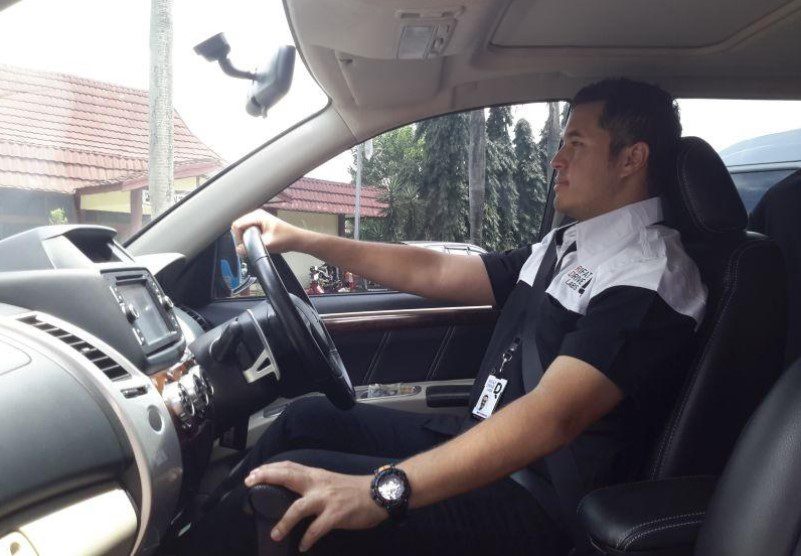 Rifat Sungkar nyetir