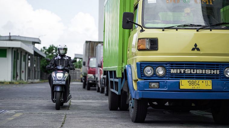 Sarat Truk kawasan industri Otoplasa Jarak Aman Berkendara Kawasan Industri