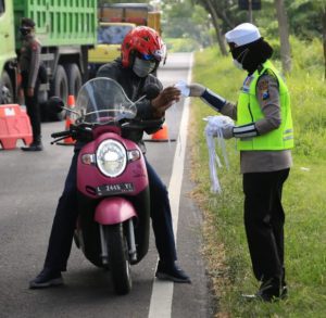 Srikandi Polda Jatim Berbagi