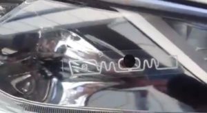 Stiker tol Flo di lampu depan