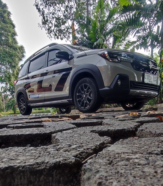 Suzuki XL7 Hybrid Bule