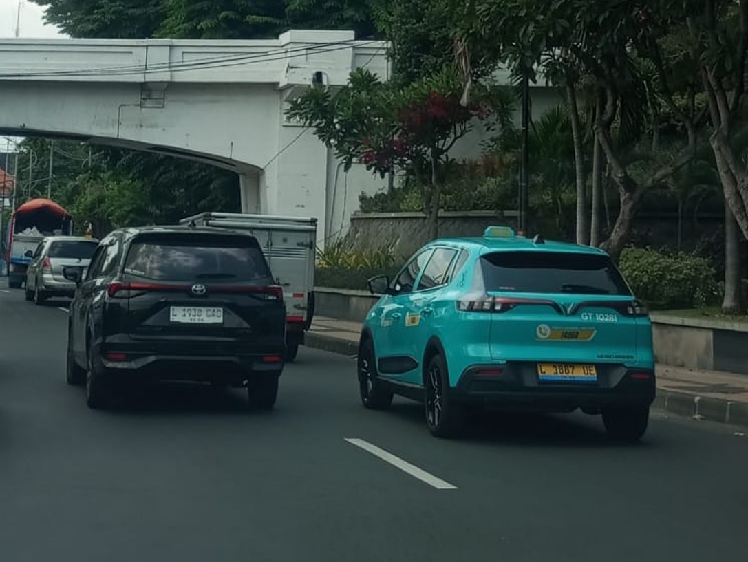 Pengemudi Taksi Listrik Green SM
