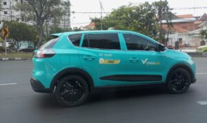 Taksi Listrik VinFast Surabaya Otoplasa Pengemudi Taksi Listrik Green SM
