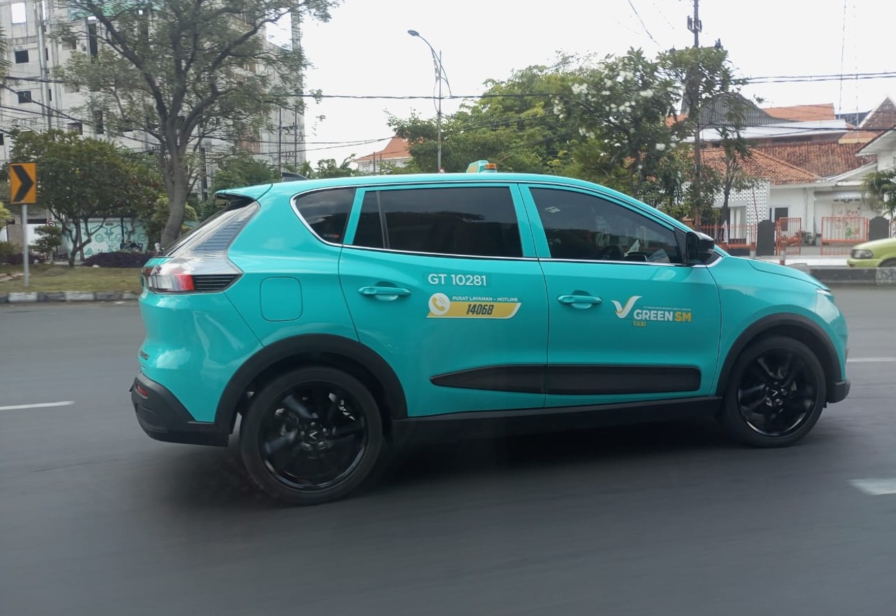 Taksi Listrik VinFast Surabaya Otoplasa Pengemudi Taksi Listrik Green SM