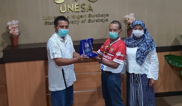Tarwi dan rektor Unesa Nurhasan