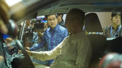 Toyota GJAW Otoplasa 2 Menteri Agus Gumiwang Kunjungi Booth Toyota di GJAW 2024