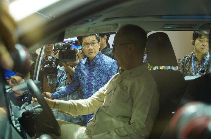 Menteri Agus Gumiwang Kunjungi Booth Toyota di GJAW 2024