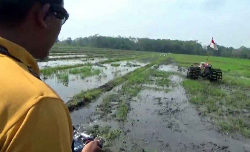 Traktor Sawah Remote Control Traktor Sawah