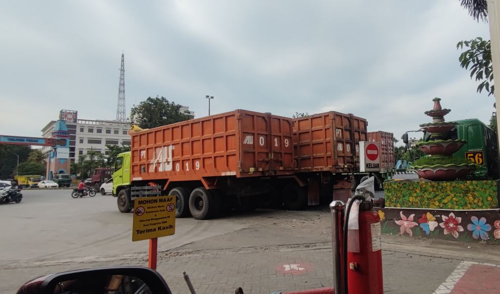 Truk Tangki Pertamina Tutup Jalan