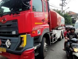 Truk Tangki Pertamina Tutup Jalan