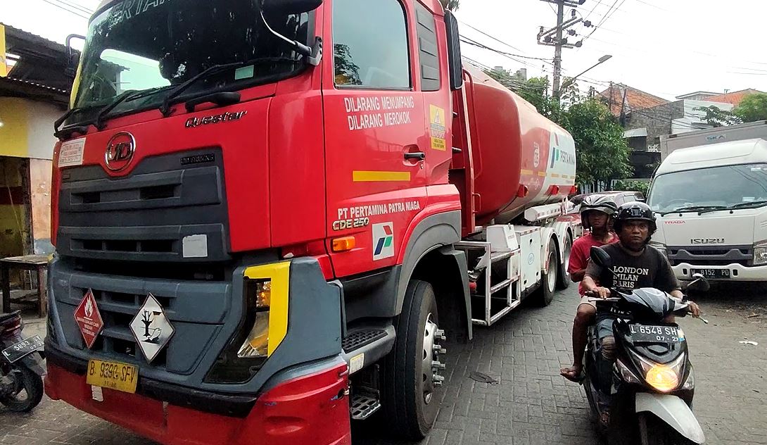 Truk Area SPBU Perak Barat 5 Truk Tangki Pertamina Tutup Jalan