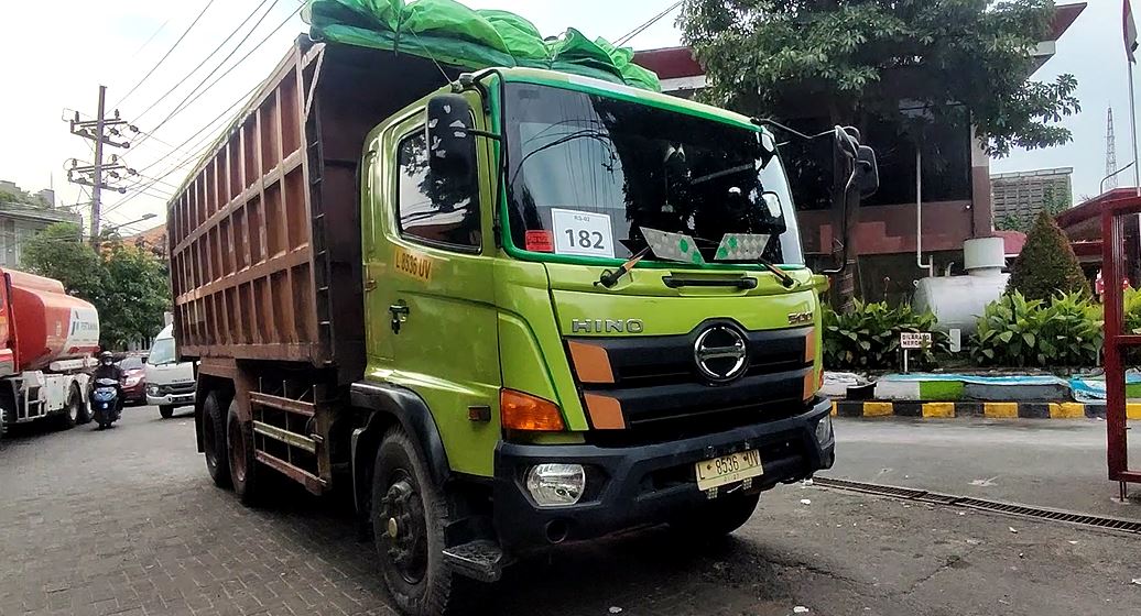 Truk Tangki Pertamina Tutup Jalan