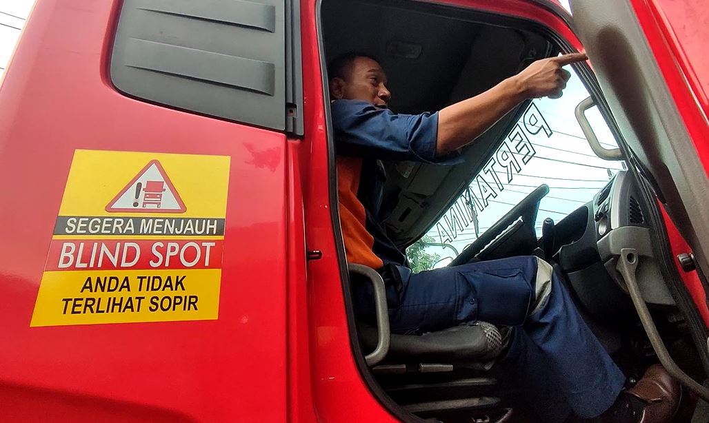 Truk Tangki Pertamina Tutup Jalan