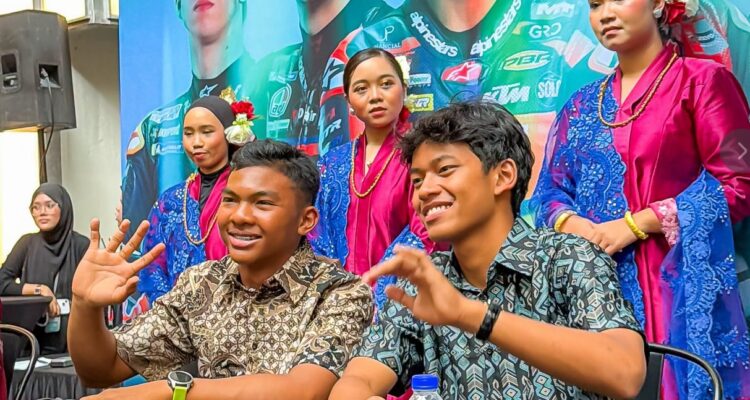 Veda Pratama & Hakim Danish Kompak Pakai Batik
