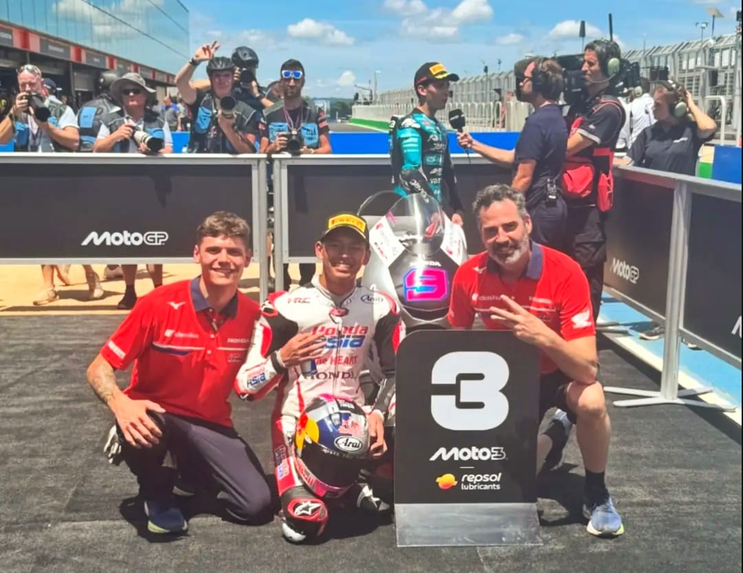 Veda Pratama Podium 3 Moto3 Otoplasa Veda Pratama Sampanye Toprak Razgatlıoglu