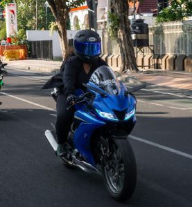 Yamaha R15 Lady Biker
