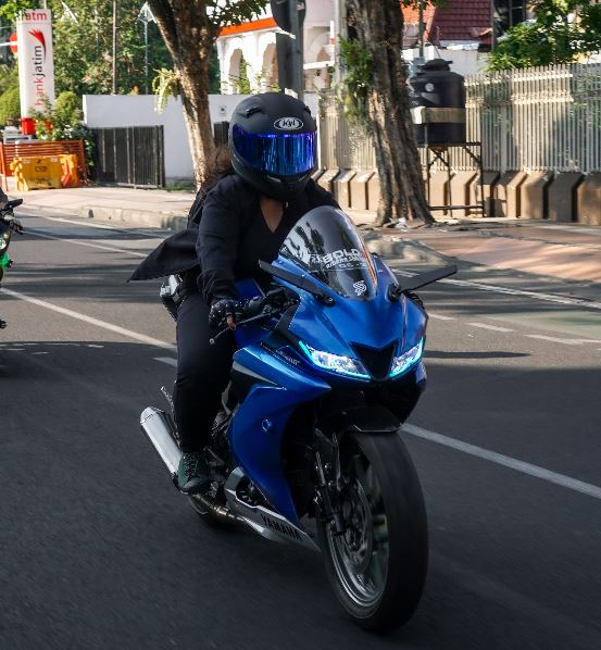WhatsApp Image 2023-06-27 at 8.54.10 AM (1) Yamaha R15 Lady Biker