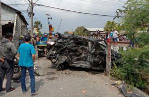 Wuling Almaz tertabrak kereta api