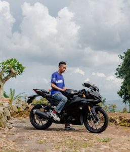 Yamaha R15 Connected Pria Sejati