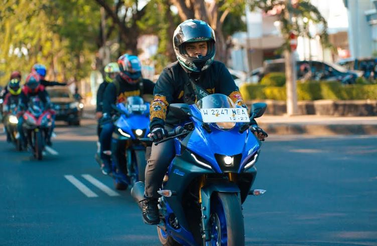 Yamaha STSJ bLU cRU R15